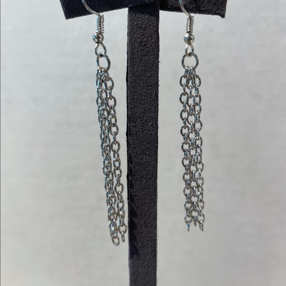 Silver tone chain pierced earrings dangle fun fashion costume intricate dainty - Picture 3 of 3